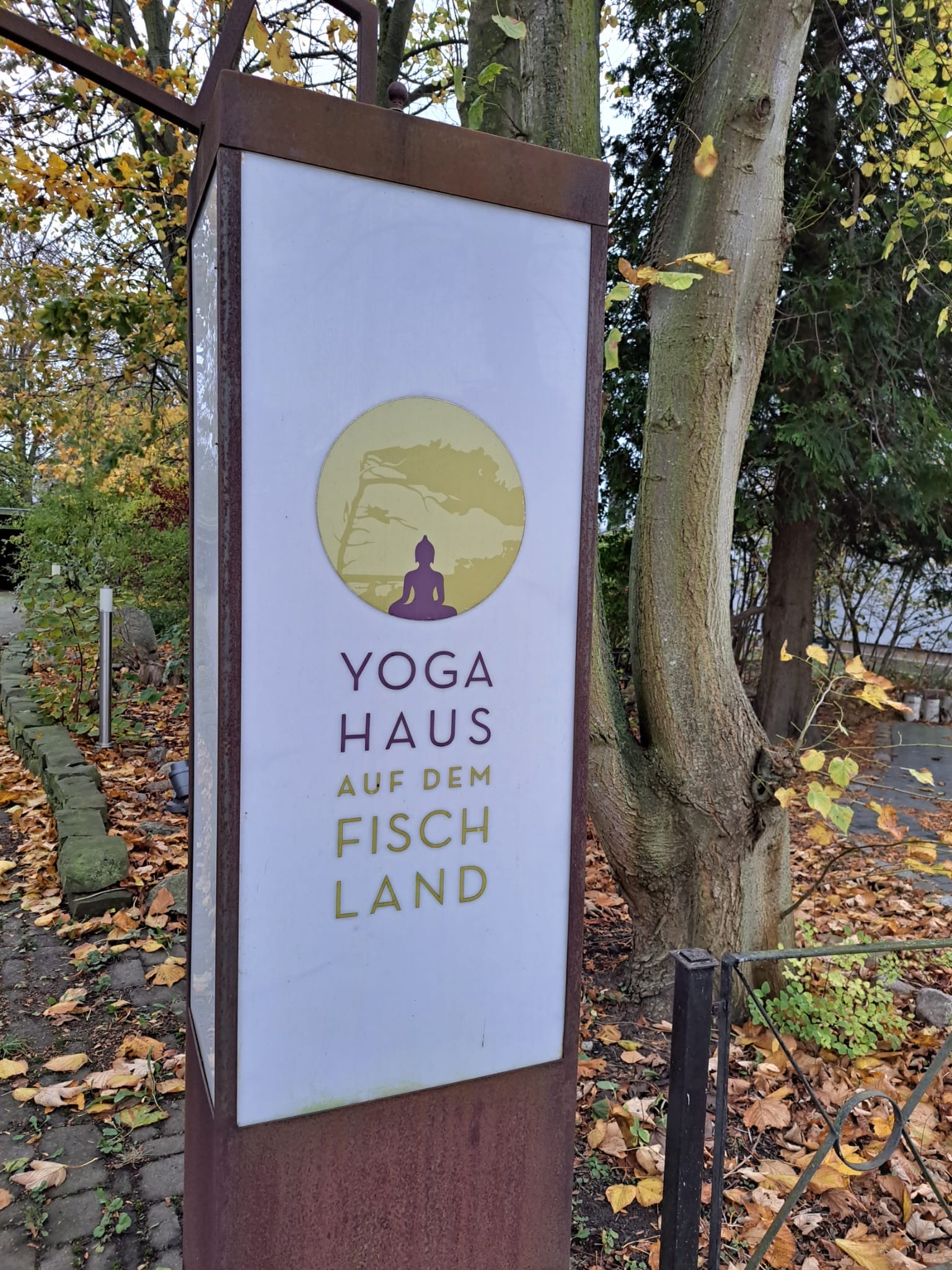 Schild vom Yoga Haus